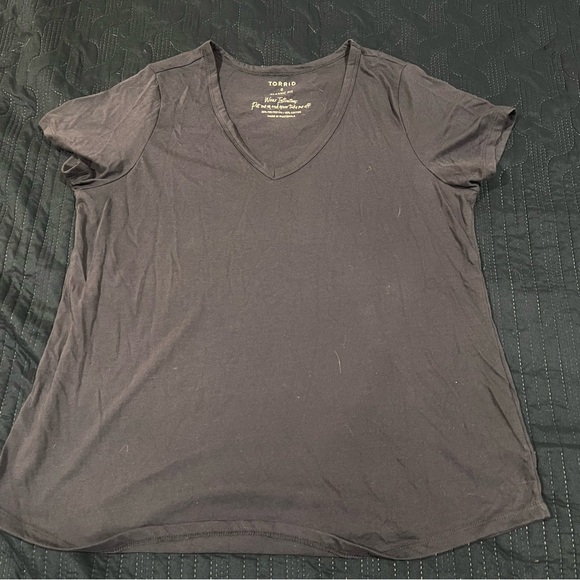 Torrid Classic Fit Gray V-Neck Tee Women’s Size 0 Short Sleeve Soft Blend - Picture 1 of 8